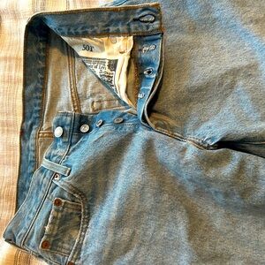 Never worn Levi straight leg 501 Cropped Women’s Jeans. Light wash size 26W, 26L